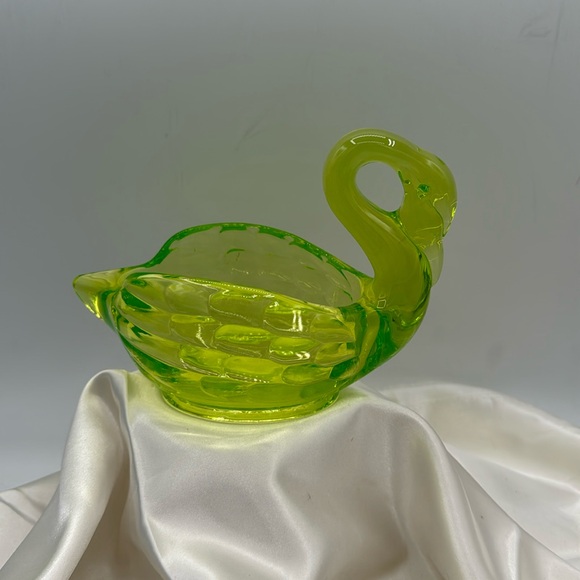 Viking Uranium Glass Swan Dish - Picture 2 of 5